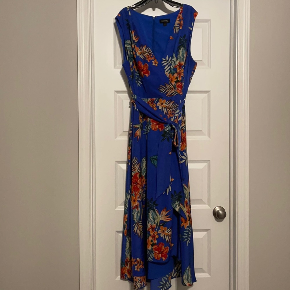 Lovely asymmetrical dress perfect for a day out!